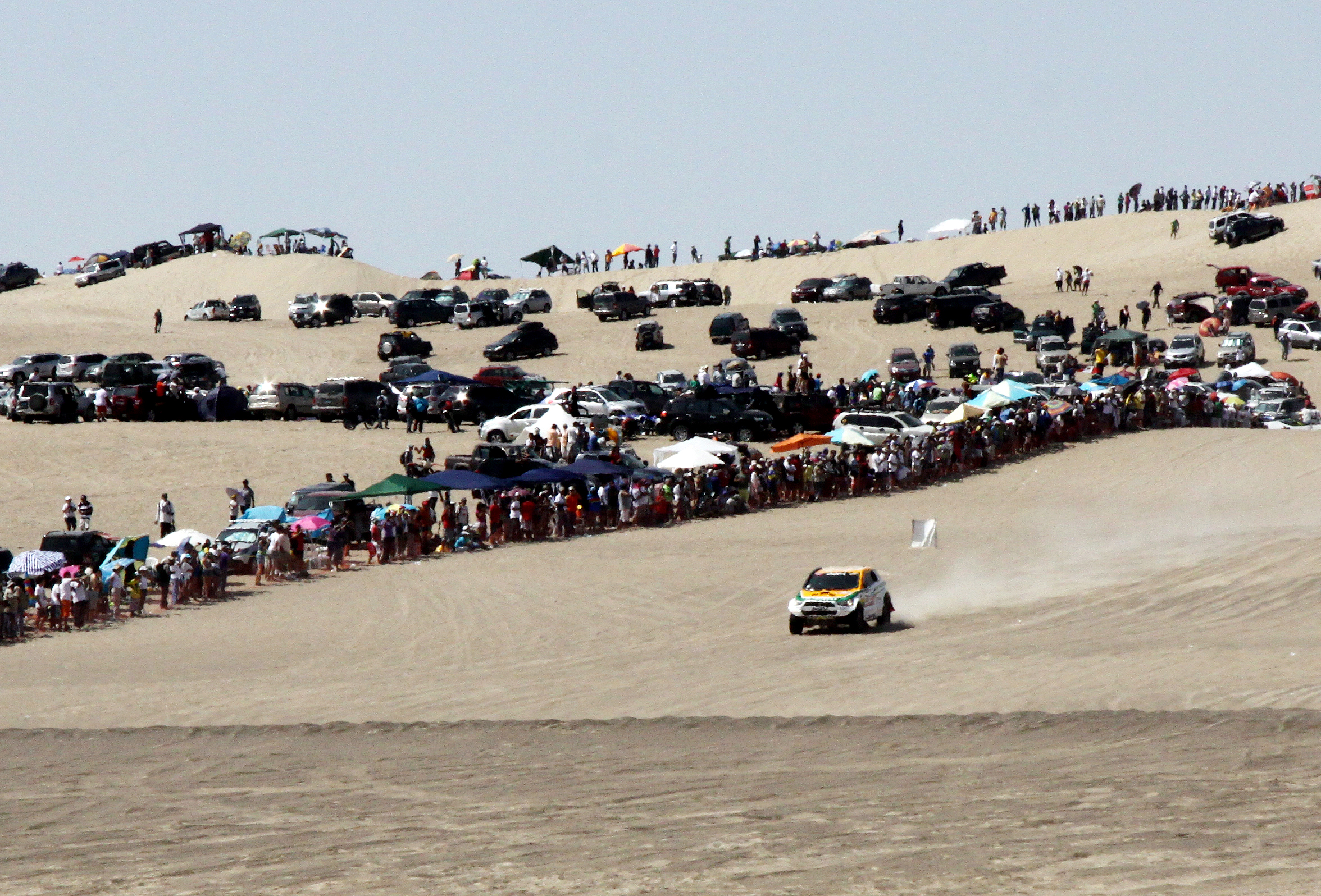 Público lotou Pisco para ver o Rally Dakar - Mitsubishi