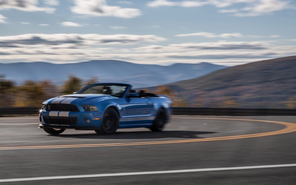 2013-Ford-Shelby-GT500-front-three-quarters-in-motion-1024x640