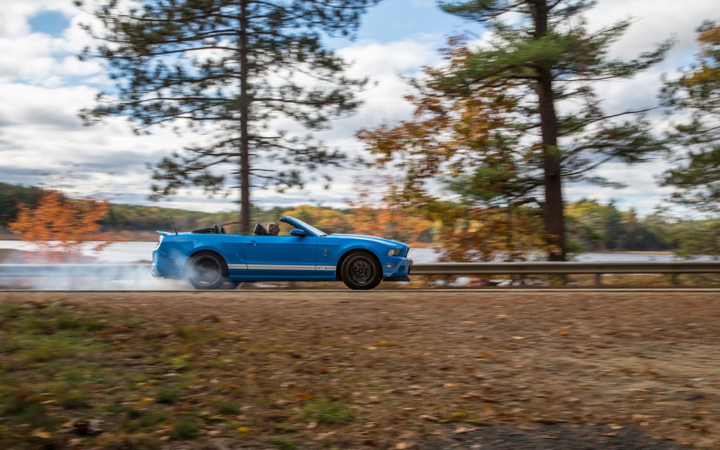 2013-Ford-Shelby-GT500-side-in-motion-1024x640