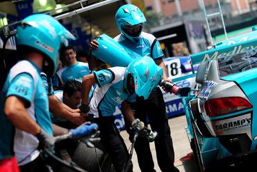 Equipe Medley prepara os carros de Barrichello e de Xandinho Negrão. Duda Bairros/Vicar